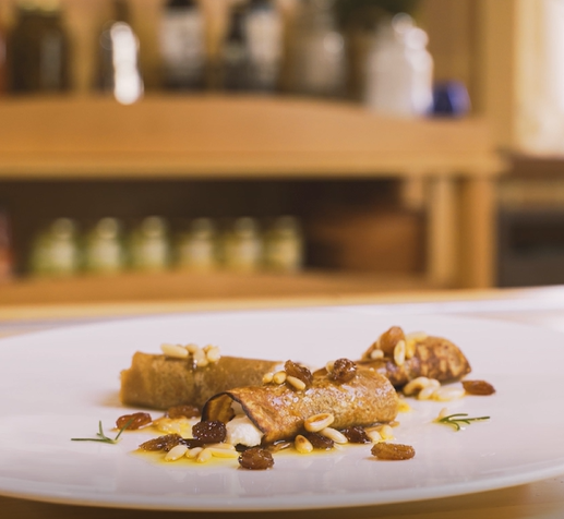 Necci di castagne con ricotta all’olio al rosmarino, pinoli e uvetta