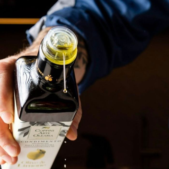 Il tappo antirabbocco: un piccolo gesto che tutela la qualità dell’olio e la fiducia del consumatore